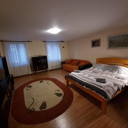 R Castle - 2 Room Apartment Брашов Екстер'єр фото