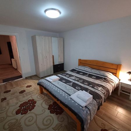 R Castle - 2 Room Apartment Брашов Екстер'єр фото